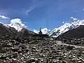 Tsergo Ri (links) vom Langtang-Tal aus, er besteht gänzlich aus Bergsturzmasse
