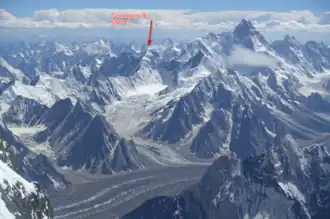 Gondogoro Ri 6810m, vom Broad Peak aus gesehen, der dominierende Gipfel in der rechten Bildhälfte ist der Masherbrum