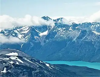 Der Gipfel des Mount Good Hope mittig über den Wolken (Luftbild von Nordost)