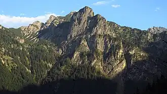 Goppaschrofen von Nordwesten, vom Herrenweg oberhalb Amerlügens. Links hinter dem Goppaschrofen die deutlich höheren Hohen Köpfe. Rechts hinten der Galinakopf.