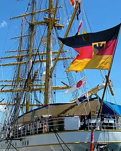 „Dienstflagge der Seestreitkräfte“ an der Gorch Fock