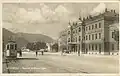 Straßenbahn am Bahnhof Gorizia Monte Santo, vormals Görz Staatsbahnhof. Zwischen dem Straßenbahntriebwagen und dem Gebäude verläuft heute die Staatsgrenze zwischen Italien und Slowenien