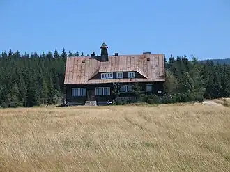 Die Bergbaude Chatka Górzystów auf der Großen Iserwiese (pl. Hala Izerska)