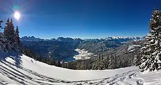 Gosau im Winter vom Hohen Kalmberg, gegen den Gosaukamm und das Skigebiet Dachstein West