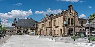 Empfangsgebäude und Bahnhofsvorplatz (2022)