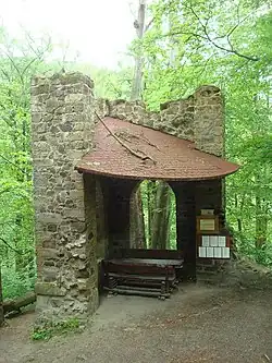 Die als Rastplatz genutzte künstliche Ruine