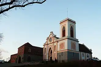 Das Gostyniner Schloss und die neugotische Schlosskirche daneben im Jahr 2014.