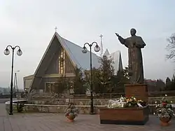 Kirche „St. Martin“ und ein Denkmal für Papst Johannes-Paul II.