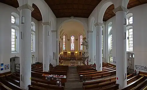 Blick von der Empore zum Altarraum