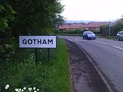 Das Schild „Gotham“ am Ortseingang bewegt viele Touristen zu einem Foto