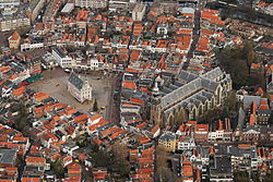 Blick auf die Innenstadt und das zentral stehende Rathaus am Marktplatz sowie die Sint Janskerk