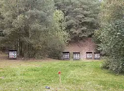 Sandgrube heute als Bogenschießplatz, hinten die scharfe Abbruchkante, die die Höhe der Düne zeigt