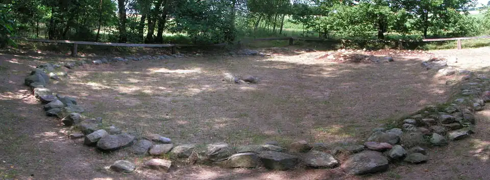 Rekonstruktion eines Hügelgrabes der späten Jungsteinzeit oder der frühen Bronzezeit