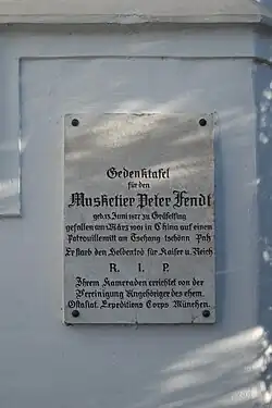 Spuren des Ostasiatischen Korps in Bayern. Gedenktafel für einen gefallenen Soldaten in Gräfelfing.