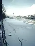 Eis auf der Spree zwischen Kreuzberg (links) und Friedrichshain (Oktober 1987), Blick spreeabwärts