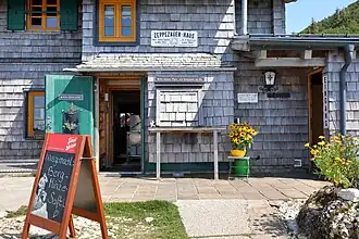 Eingangsbereich mit Hüttenschild