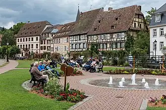 Grünanlage und Häuser am Quay Anselmann mit Maison Vogelsberg, Schaaf, Wagenführer u.&nbsp;a.