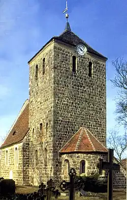 Chorjochturm: Dorfkirche Grünow bei Angermünde, Uckermark. Die Apsis schließt an das Chorjoch an.