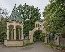 Potsdamer Tor am westlichen Zugang zum Gutspark