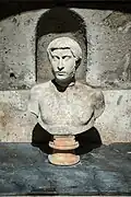 helle Steinbüste eines römischen Mannes mit Backenbart