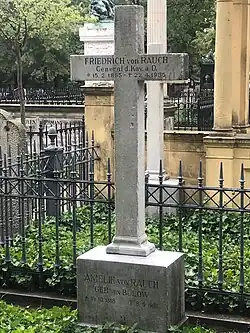 Grabkreuz für seinen Enkel General der Kavallerie Friedrich von Rauch und dessen Ehefrau Amélie geb. von Bülow-Gudow (2019)