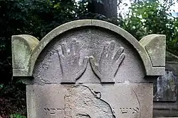 Grabstein mit Priesterhänden