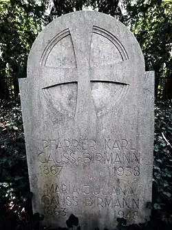 Karl Gauss-Birmann (1867–1938) Pfarrer, 1910 Dr. theol. h. c. der Univ. Basel, Lokalhistoriker. Maria Juliane Gauss-Birmann (1863–1948) Grab auf dem Friedhof Liestal. Standort: Feld LP