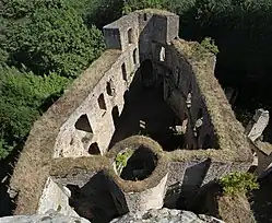 Palas in der Oberburg, vorne Treppenturm