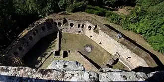 Burg Gräfenstein, Blick vom Bergfried auf die schiffsbugartige Mantelmauer, deren Sitznischen, Kamine und Aborterker Teile innen angebauter Wohngebäude waren