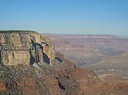 South Rim des Grand Canyons mit Rotschichten der Supai Group, Hermit Shale, Coconino Sandstone, Toroweap-Formation und Kaibab Limestone im Hangenden