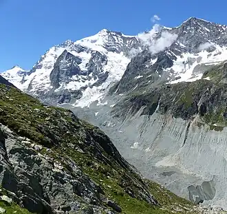 Grand Cornier über dem Zinalgeltscher (von Norden), links dahinter halbverdeckt die Dent Blanche