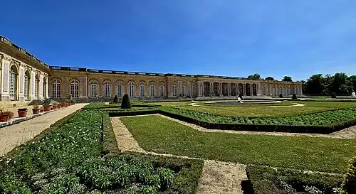 Grand Trianon, Blick über den Garten zum Peristyl