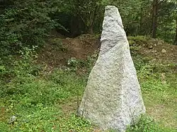 Daneben ein Granitbrocken, beides entstand zur ungefähr selben Zeit, Granit wurde jedoch nicht abgebaut.