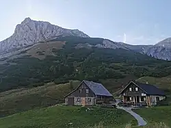 Grasserhütte, dahinter der Fölzstein