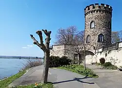 Grauer Turm (Graven Turm) Erbaut 1357–1371 von Graf Wilhelm I. zu Wied. Dieser hatte, nach Erhalt der Stadtrechte 1357, an dieser Stelle mit dem Bau der Stadtmauer begonnen und wollte von dort den Rheinzoll erheben. Der Turm hatte in früheren Zeiten eine Spitzhaube und der Gang zum Rhein war überdacht. 1371 verlor Graf Wilhelm zu Wied, nach einer Fehde mit dem Trierer Kurfürsten Kuno von Falkenstein, die Stadt an denselben, der dann den Bau der Stadtmauer weiter vorantrieb und in Engers die Burg „Kunostein“ errichtete.