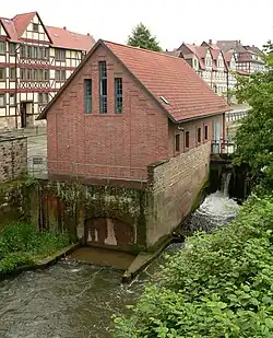 Laufwasserkraftwerk auf den Grundmauern der Graumühle, rechts der Eselwerder