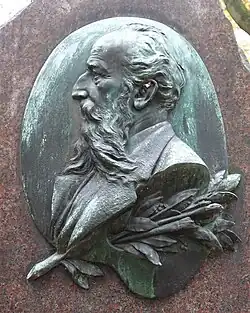 Porträtmedaillon auf dem Grabstein von Carl Steffeck (1890)