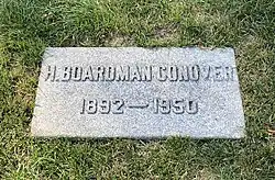 Einfacher flach auf dem Rasen liegender Grabstein von Henry Boardman Conover (1892–1950) auf dem Graceland Friedhof in Chicago.