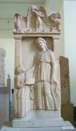 Grabrelief der Silenis mit der Darstellung einer Hydria-Loutrophoros; Mitte des 4. Jahrhunderts v.&nbsp;Chr.; Antikensammlung Berlin (Berlin SK 1492 (K40))