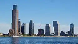 Blick über den East River zum Wohnturm am 14.&nbsp;September 2023 (links)