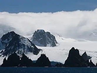 Der Ljutiza-Nunatak (Mitte hinten) mit dem St. Kiprian Peak (links) und dem Fort Point (Vordergrund)