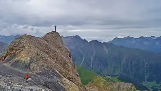 Westlich vorgelagerter Kopf mit Gipfelkreuz.