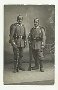 Reservisten vor dem Ausmarsch 1914 in grauer Felduniform mit Helm