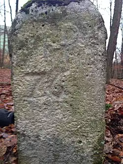 Grenzstein mit Echterwappen (linkes Bild), ursprünglich 16./17. Jahrhundert