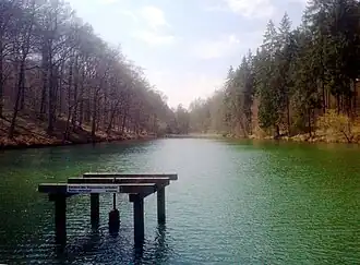 Blick über den Teich mit Striegelgerüst im Vordergrund