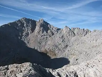 Grießkogel von Nordosten, rechts davon die Ledererköpfe, verdeckt im Vordergrund die Steinige Grube