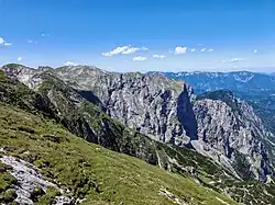 Blick vom Ostrücken des Hinteren Polsters nach Nordwesten auf den Griesstein. Re. baumbestanden der Gehart, Griesgassl inmitten der Felswände davor.