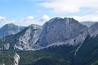 Kleiner und Großer Griesstein von Westen. Die Scharte zwischen den beiden Gipfeln dürfte sich in der einst in Richtung des Betrachters anschließenden Bergflanke fortgesetzt haben. Diese Störung könnte dem initialen Bergsturz zugrunde liegen.