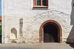 Portal der Klosterkirche – links daneben die Spitze des Prangersteins
