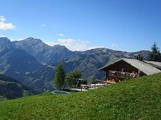 Aukopf (Mitte links über Trampolin) zwischen Laderdinger Gamskarspitz (links) und Kreuzkogel (Mitte rechts) vom Großarltal aus